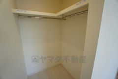 ハンガーパイプ付で散らかりがちな洋服類もきれいに整理できます。使用頻度が少ないものは枕棚の上に、足元には3段ボックスを置いて、フル活用できるクローゼットです＾＾