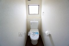温水洗浄機付トイレです。節水機能もあるので、安心して使えますね。もちろん、1階2階の2ヶ所にトイレがあるので、忙しい朝にもゆとりができますね。