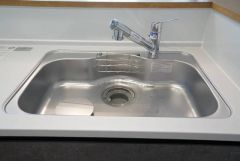 広々とした凸型シンクに洗剤ポケットを標準装備。大きなお鍋など洗いやすいです。洗剤や石鹸、スポンジもすっきりできる収納付き。