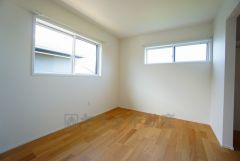 2面採光を確保した明るい室内は、風通しも良く、大変居心地の良い空間となっております。爽やかな風を感じて起きる朝は、快適生活の始まりに。