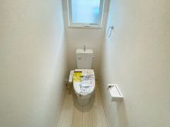 1階2階の2ヶ所にトイレがありますので、忙しい朝にもゆとりが生まれますね＾＾小窓付きで換気する時に便利です＾＾