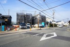 前面道路は南東側約9.1～9.5ｍ。幅広いため、駐車やお車の離合もスムーズです＾＾