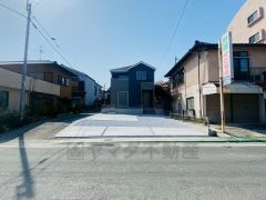 南側前面道路は約4ｍ。 大型車の通行が少ないです。 コンビニまで徒歩3分＾＾ドラッグストアまで徒歩11分。スーパーまで車で8分（2.4ｋｍ）周辺環境充実＾＾