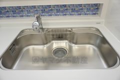 同仕様写真。広々とした凸型シンクに洗剤ポケットを標準装備。大きなお鍋など洗いやすいです。