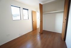 住む人のこだわりを活かす洋室。日当たりがよく、寝室としての利用もおすすめ。広めのクローゼットには荷物をすっきり片付けられ、ゆとりのある暮らしが出来ます＾＾