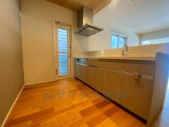 対面式カウンターキッチンでお子様の様子が見守れます。カウンタートップは耐熱性に優れており、日ごろのお掃除もふき取るだけでＯＫ。ステンレスシンクも簡単にお掃除できますよ。