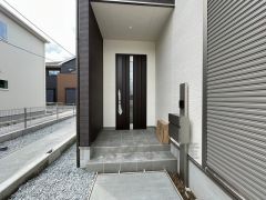 タッチキータイプの玄関ドアです。奥まって設置されているので、雨に濡れる心配もありません。