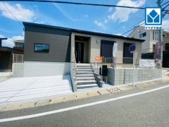 シンプルでいつまでも飽きのこないデザインが周囲の環境に調和し、どんなご家族にもフィットするデザインです。