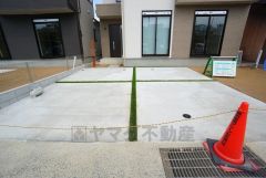カースペースは停めやすい並列駐車3台付き。来客時も困りません＾＾ 間口も広く駐車がスムーズにできます＾＾