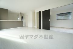 広々とした設計で、家族が集いやすく、くつろぎやすいリビングです。長方形なので家具の配置もしやすそうですね。