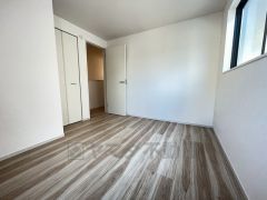 木目調のシンプルデザインで落ち着きと安らぎの空間に仕上げています。各部屋に収納が完備されているので、お荷物が多くなっても安心の設計です。