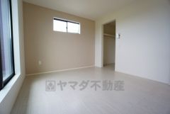 住む人のこだわりを活かす洋室＾＾日当たりがよく、寝室としての利用もおすすめ。広めのクローゼットもあり荷物もすっきり片付けれ、ゆとりのある暮らしが出来ます＾＾