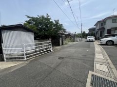 前面道路は交通量が少なく、小さなお子様がいるご家庭も安心です＾＾ 大型車両の通行も無く静かで快適な生活を送れます＾＾