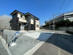 前面道路は南西側約5.04ｍ、南東側約6.07ｍ。前面道路は車通りも少なく、安全性も確保。