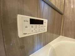 浴室内の給湯器リモコン。一日の疲れを癒す快適なバスタイムを＾＾