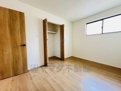 木目調のシンプルデザインで落ち着きと安らぎの空間に仕上げています。各部屋に収納が完備されているので、お荷物が多くなっても安心の設計です。