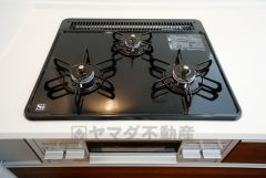 同仕様写真。複数の調理を一度に行うことができる3口コンロ。効率よくお料理が出来ます。毎日のお料理も楽しくなりますね＾＾