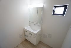 同仕様写真。三面鏡つき洗面台。収納も一体型になっているので、ドライヤーやヘアアイロンの置き場に困りませんね。