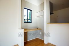 同仕様写真。対面キッチン横にあるスタディーコーナー。キッチンからお子様のお勉強にも目が届きます。