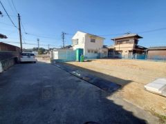 前面道路は公道南東側約4ｍ。大型車の通行がほとんどなく、騒音や振動が少ないので静かで快適な生活を送れます。