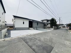カースペースはオプション含めて3台分を確保＾＾ご夫婦で1台ずつ所有でき、友人や急な来客も駐車ができ安心です＾＾
