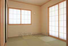 同仕様写真。リビング隣には、ホッとできる和室を用意。客間としてはもちろん、お子様のお昼寝スペースや書斎としても活躍してくれそうです＾＾