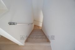 同仕様写真。ご年配の方でも安心できる、手すり付き階段です＾＾段差も低めで設定されてますので安全性にも優れてますね＾＾