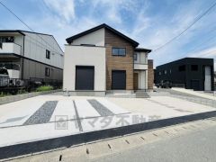 カースペースは停めやすい並列駐車2台付き。 前面道路は交通量が少なく小さなお子様がいるご家庭も安心です＾＾