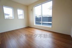 2面採光を確保した明るい室内は、風通しも良く、大変居心地の良い空間となっております。爽やかな風を感じて起きる朝は、快適生活の始まりに。