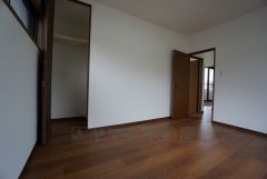 2面採光を確保した明るい室内は、風通しも良く、大変居心地の良い空間となっております。爽やかな風を感じて起きる朝は、快適生活の始まりに。