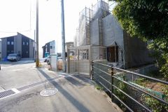 前面道路は公道南東側約4ｍ。前面道路は車の通り抜けができないので、小さな子供も安心して遊ばせることができます＾＾