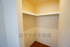 収納力豊富なウォークインクローゼット付き。洋服や小物などを1箇所にまとめて美しい収納を実現します。