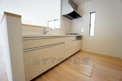 同仕様写真。対面式カウンターキッチンでお子様の様子が見守れます。カウンタートップは耐熱性に優れており、日ごろのお掃除もふき取るだけでＯＫ。ステンレスシンクも簡単にお掃除できますよ。