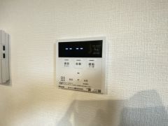 キッチン横に給湯器リモコンを設置していますので、忙しい時間帯でもスイッチ一つでお風呂の用意ができますよ＾＾