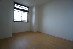 木目調のシンプルデザインで落ち着きと安らぎの空間に仕上げています。各部屋に収納が完備されているので、お荷物が多くなっても安心の設計です。