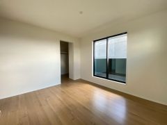住む人のこだわりを活かす洋室＾＾日当たりがよく、寝室としての利用もおすすめ。広めのクローゼットもあり荷物もすっきり片付けれ、ゆとりのある暮らしが出来ます＾＾