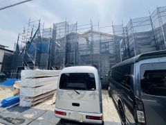 カースペースは停めやすい並列駐車3台付き。