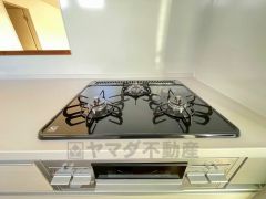 同仕様写真。3口コンロなので、効率よくお料理が楽しめます。毎日のお料理も楽しくなりますね＾＾