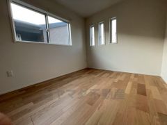 2面採光を確保した明るい室内は、風通しも良く、大変居心地の良い空間となっております。爽やかな風を感じて起きる朝は、快適生活の始まりに。