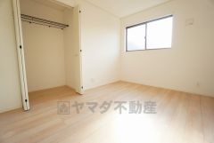 木目調のシンプルデザインで落ち着きと安らぎの空間に仕上げています。各部屋に収納が完備されているので、お荷物が多くなっても安心の設計です。