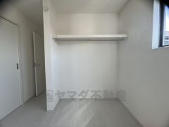 木目調のシンプルデザインで落ち着きと安らぎの空間に仕上げています。各部屋に収納が完備されているので、お荷物が多くなっても安心の設計です。