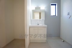 三面鏡つき洗面台。収納も一体型になっているので、ドライヤーやヘアアイロンの置き場に困りませんね。