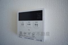 キッチン横からお湯張り、追い炊き、足し湯がボタン一つで楽々操作できる給湯機リモコンです。忙しい夕飯準備の時間帯に重宝しますね。