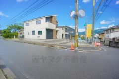 前面道路は広く、車同士がすれ違うスペースが十分にあります。落ち着いた住宅地内で快適な生活を実現してみませんか＾＾