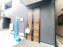 ブラウントーンの玄関扉＾＾外壁とマッチングしていてかっこいいですね＾＾家の顔となる玄関扉がかっこいいと、たくさんの人を招き入れたくなりますね＾＾