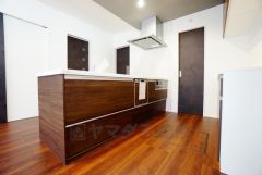 同仕様写真。対面式カウンターキッチンでお子様の様子が見守れます。カウンタートップは耐熱性に優れており、日ごろのお掃除もふき取るだけでＯＫ。ステンレスシンクも簡単にお掃除できますよ。