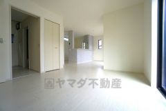大きな窓のあるリビングは、陽光あふれる明るい空間です。居心地良く、ご家族皆がゆったり寛げる憩いの空間となりそうです。