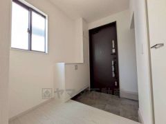 たっぷり収納できるシューズボックスです。家族全員の靴がきれいに整頓できます。棚の上にお花や写真を飾っても良いですね。