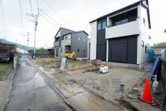 前面道路南側2.9ｍ。 大型車は通行できません。騒音や交通量も少ないためストレスなく利用できます＾＾