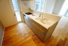 同仕様写真。対面式カウンターキッチンでお子様の様子が見守れます。カウンタートップは耐熱性に優れており、日ごろのお掃除もふき取るだけでＯＫ。ステンレスシンクも簡単にお掃除できますよ。